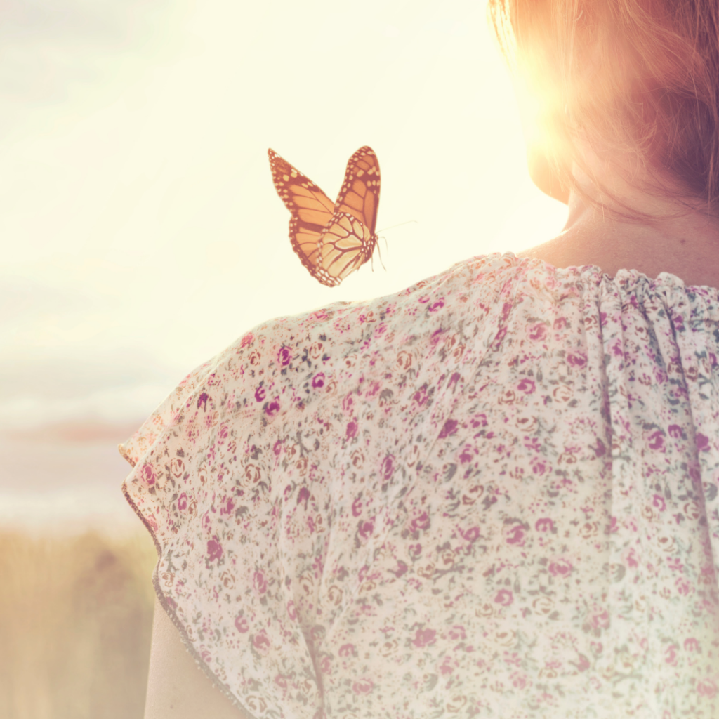 Photo d'un papillon qui vient se poser sur l'épaule d'une fille