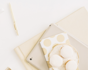 Carnet posé sur une table avec un stylo à côté et un téléphone portable