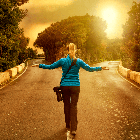 Photo d'une personne qui se retrouve devant 2 chemins et ne sait pas lequel choisir