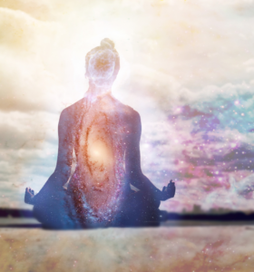 Image d'une personne assise en posture de méditation et une boule d'énergie l'envahi