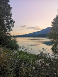 Photo d'un magnifique levé de soleil sur le lac pendant que je marchais