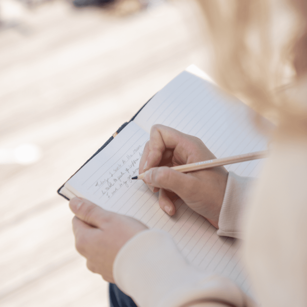 Photo d'une personne qui fait du Journaling dans un cahier
