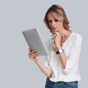 Photo d'une femme debout regardant un livre