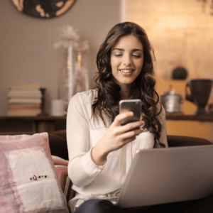 Photo d'une femme assise qui regarde son téléphone portable