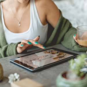 Photo d'une personne assise en train de scroller sur sa tablette