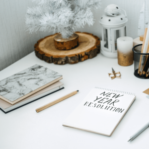 Photo d'un bureau avec des crayons, papiers et bougies posés dessus