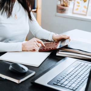 Une femme en train de faire des calculs sur la machine à calculer