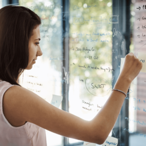 Une fille écrit sur un tableau (whiteoboard)