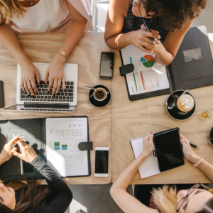 Un groupe de femmes qui travaillent ensemble