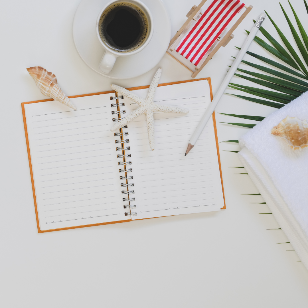 Carnet ouvert avec une tasse de café